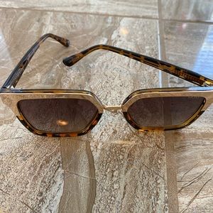 RARE Quay Sunglasses Gold